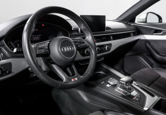 Подержанный автомобиль Audi A4 Sedan 2017 года (14 фото)