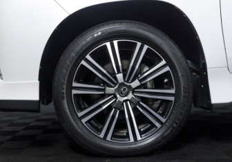 Подержанный автомобиль Lexus LX 2020 года (25 фото)