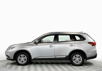 Подержанный автомобиль Mitsubishi Outlander 2018 года (3 фото)