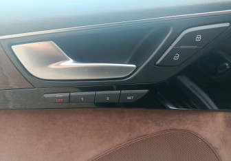 Подержанный автомобиль Audi A8 2014 года (15 фото)