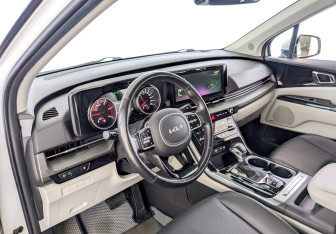 Подержанный автомобиль Kia Carnival 2022 года (16 фото)
