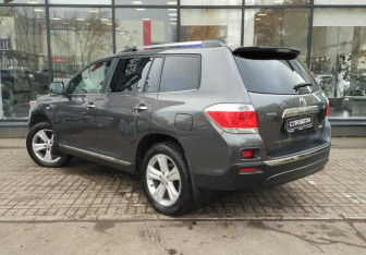Подержанный автомобиль Toyota Highlander 2010 года (6 фото)