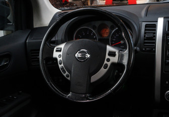 Подержанный автомобиль Nissan X-Trail 2010 года (12 фото)