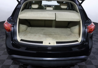 Подержанный автомобиль Infiniti QX70 2014 года (9 фото)