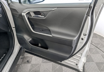 Подержанный автомобиль Toyota RAV4 2021 года (25 фото)