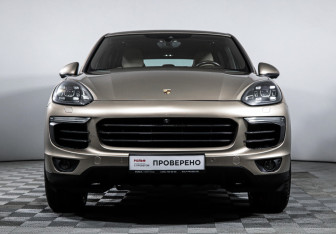 Подержанный автомобиль Porsche Cayenne 2016 года (2 фото)
