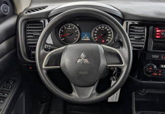 Подержанный автомобиль Mitsubishi Outlander 2015 года (21 фото)