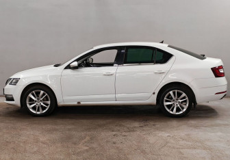 Подержанный автомобиль Skoda Octavia Liftback 2018 года (8 фото)