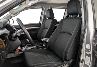 Подержанный автомобиль Toyota Hilux 2022 года (20 фото)