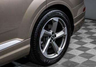 Подержанный автомобиль Audi Q7 2019 года (15 фото)