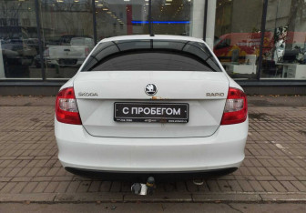 Подержанный автомобиль Skoda Rapid Liftback 2015 года (7 фото)