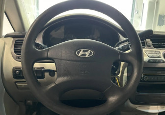 Подержанный автомобиль Hyundai Trajet 2007 года (13 фото)