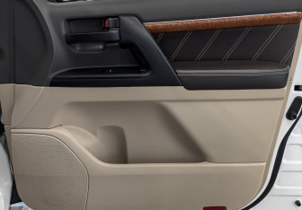Подержанный автомобиль Toyota Land Cruiser Suv 2012 года (23 фото)