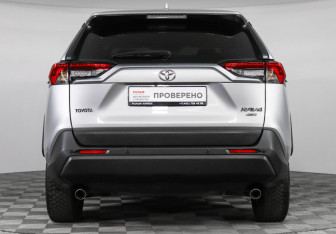 Подержанный автомобиль Toyota RAV4 2022 года (6 фото)