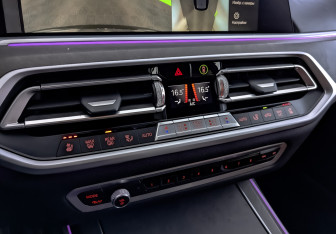 Подержанный автомобиль BMW X7 2021 года (21 фото)