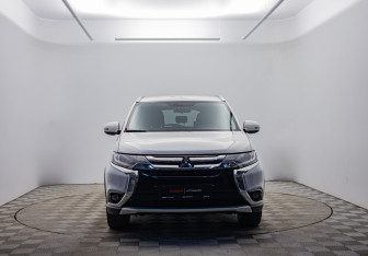 Подержанный автомобиль Mitsubishi Outlander 2018 года (2 фото)