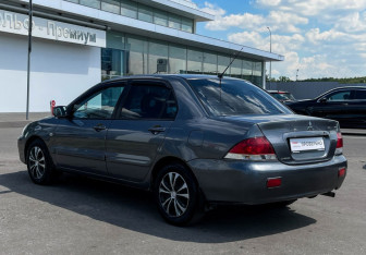 Подержанный автомобиль Mitsubishi Lancer Sedan 2007 года (7 фото)