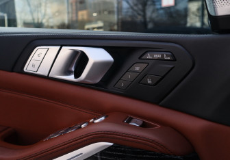 Подержанный автомобиль BMW X7 2021 года (26 фото)