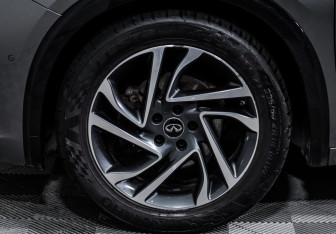 Подержанный автомобиль Infiniti Q30 2017 года (15 фото)