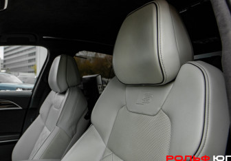 Подержанный автомобиль Audi A8 2022 года (22 фото)