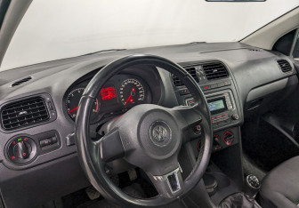 Подержанный автомобиль Volkswagen Polo Sedan 2014 года (13 фото)