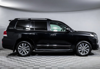 Подержанный автомобиль Toyota Land Cruiser Suv 2017 года (4 фото)