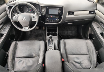 Подержанный автомобиль Mitsubishi Outlander 2014 года (10 фото)
