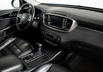Подержанный автомобиль Kia Sorento 2017 года (11 фото)