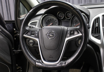 Подержанный автомобиль Opel Astra Hatchback 2013 года (17 фото)