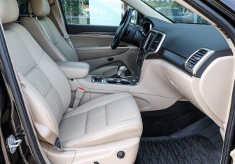 Подержанный автомобиль Jeep Grand Cherokee 2016 года (10 фото)