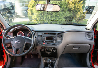 Подержанный автомобиль Kia Rio Sedan 2010 года (11 фото)