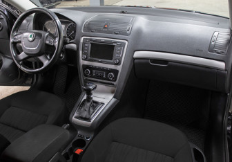 Подержанный автомобиль Skoda Octavia Liftback 2012 года (11 фото)