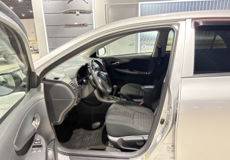 Подержанный автомобиль Toyota Corolla Sedan 2008 года (7 фото)