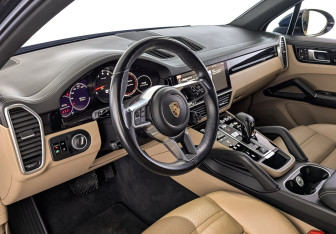 Подержанный автомобиль Porsche Cayenne 2021 года (15 фото)