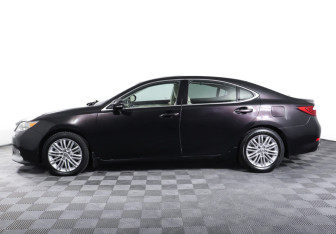 Подержанный автомобиль Lexus ES 2012 года (8 фото)