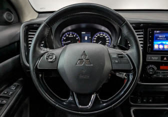 Подержанный автомобиль Mitsubishi Outlander 2019 года (22 фото)