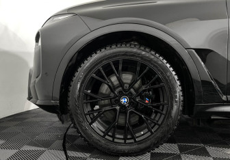 Подержанный автомобиль BMW X7 2024 года (7 фото)