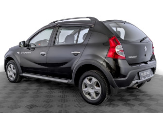 Подержанный автомобиль Renault Sandero 2011 года (7 фото)