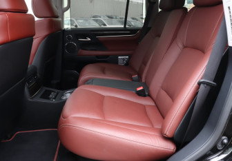 Подержанный автомобиль Lexus LX 2016 года (10 фото)