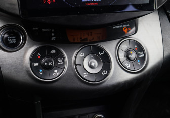 Подержанный автомобиль Toyota RAV4 2011 года (19 фото)