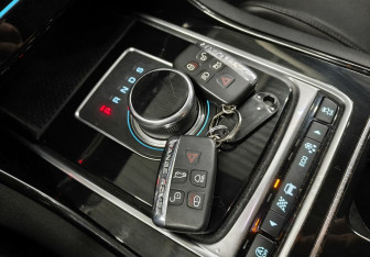 Подержанный автомобиль Jaguar XE 2018 года (19 фото)