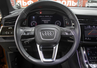 Подержанный автомобиль Audi Q8 2019 года (17 фото)
