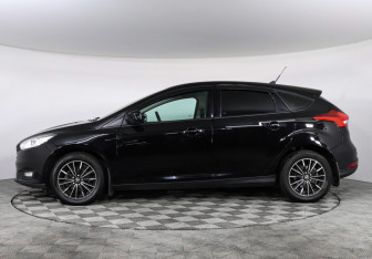 Подержанный автомобиль Ford Focus Hatchback 2018 года (8 фото)