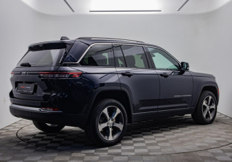 Подержанный автомобиль Jeep Grand Cherokee 2023 года (5 фото)
