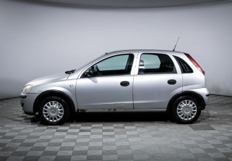 Подержанный автомобиль Opel Corsa 2004 года (8 фото)