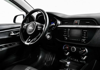 Подержанный автомобиль Kia Rio Sedan 2017 года (8 фото)