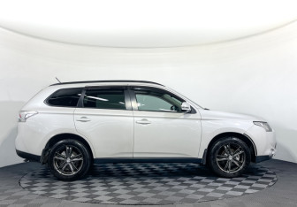 Подержанный автомобиль Mitsubishi Outlander 2013 года (4 фото)