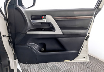 Подержанный автомобиль Toyota Land Cruiser Suv 2015 года (26 фото)