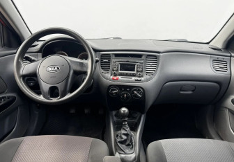 Подержанный автомобиль Kia Rio Sedan 2010 года (9 фото)