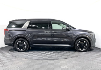 Подержанный автомобиль Kia Carnival 2025 года (4 фото)